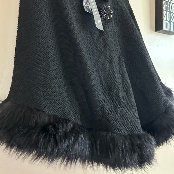 poncho shawl - Picture 3 of 4